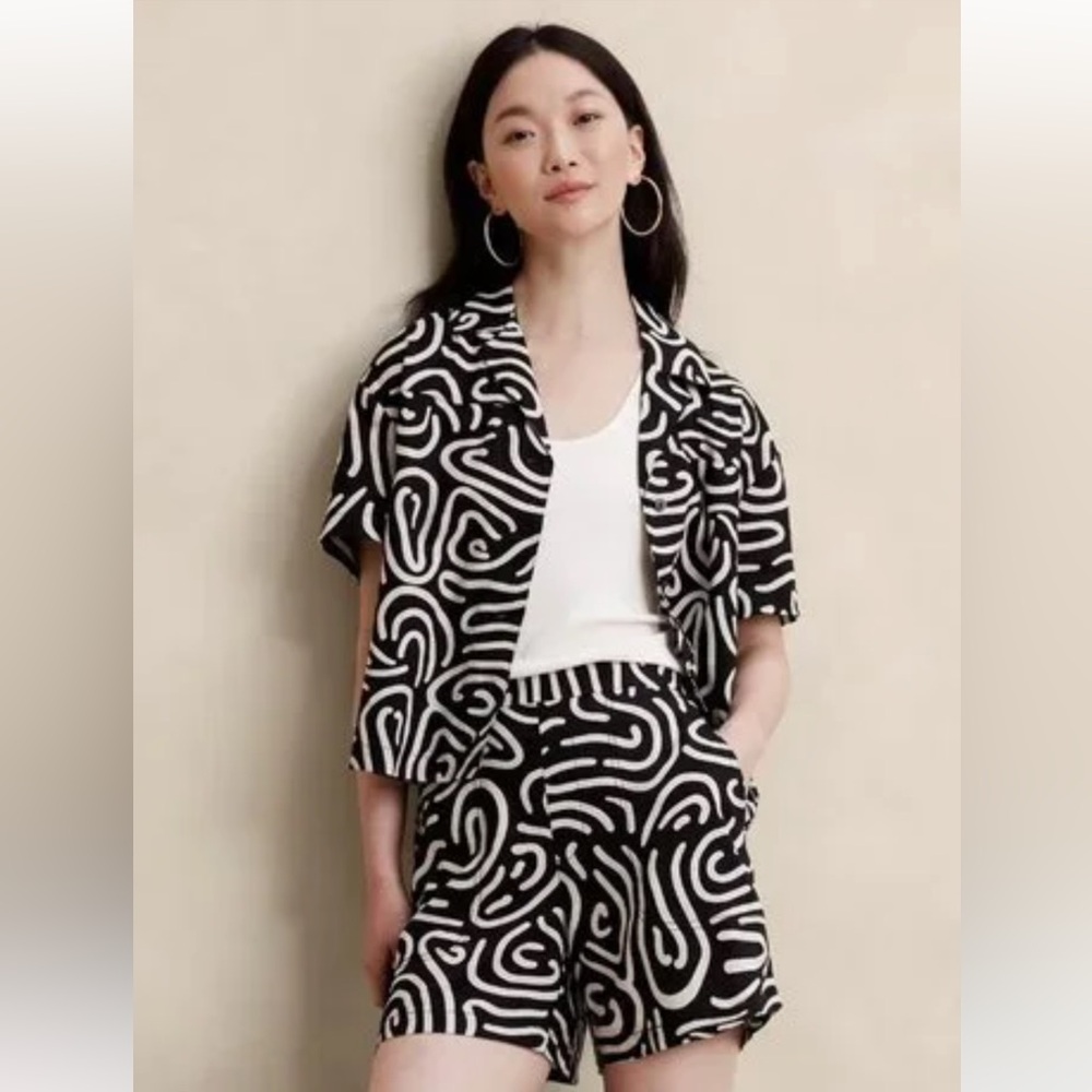 Banana Republic Black and Cream Patterned Linen Blend Top